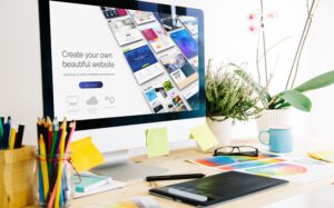 Laptop auf Schreibtisch und viel Arbeit